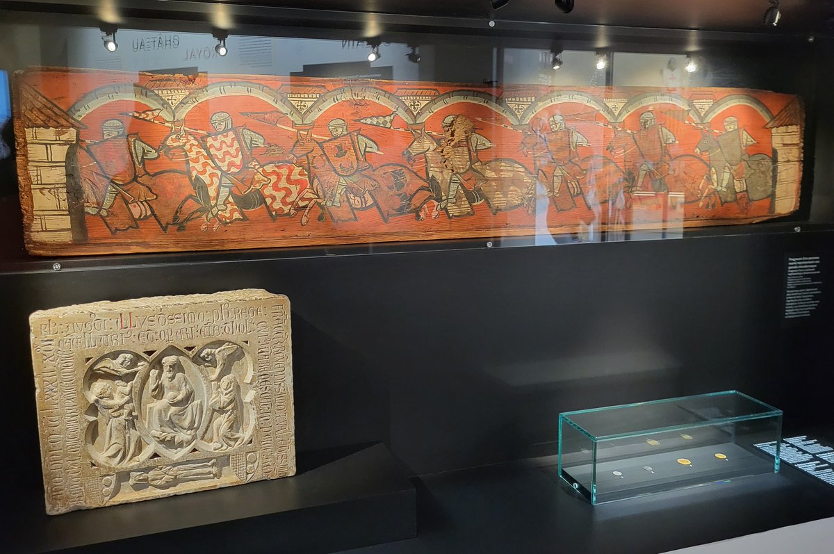 DumoulinValrie2's tweet photo. Pour #LesArmoiriesDuVendredi
les #PlafondsPeints sont en bonne place dans l'#ExpoCathares avec cette magnifique 😍 planche peinte (de Narbonne) représentant une parade, un béhourd ou biort en occitan ❤️💛! https://t.co/094BKGqD7f