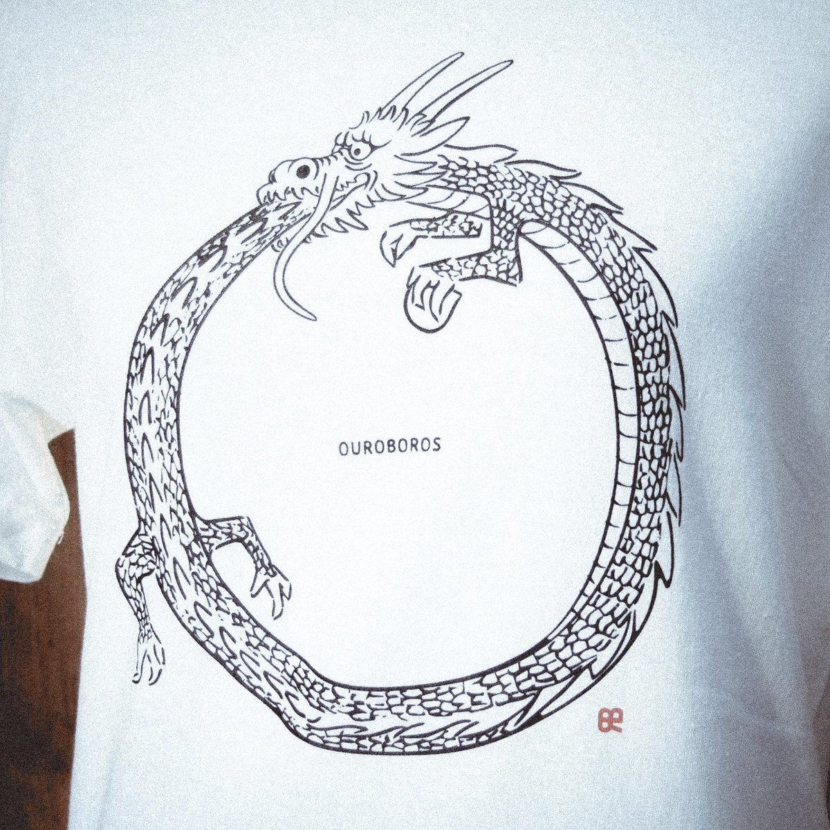 REDBROS_info's tweet photo. 【広告】新柄Tシャツリリース

■ウロボロス：ホワイト：Ｔシャツ
https://t.co/Mde95fB0Ce

アジアの龍で描かれたウロボロス
古代エジプトから様々な文化でみられる象徴

https://t.co/1ZulXJ1vVA #Tシャツ #redbros #辰年 #龍 https://t.co/P1yElUkwQH