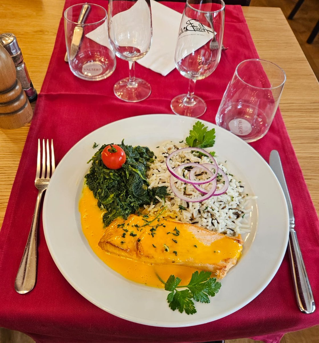 Votre restaurant à Plainpalais vous propose en plat du jour pour ce vendredi 19 avril :
Une salade de saison.
Le pavé de saumon à la sauce hollandaise.
À 20.-
Bon début de week-end à toutes et tous.
#restaurant #Genève #brasserie #platdujour