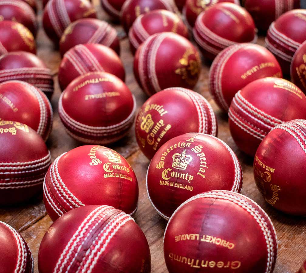 Whilst counties debate Kookaburra v Dukes, we're after some recommendations for affordable match balls for midweek T20s and Sunday friendlies. Can you help with options you've tried and tested please #CricketTwitter. Under £15 each. 📸 credit @3DSportsCricket