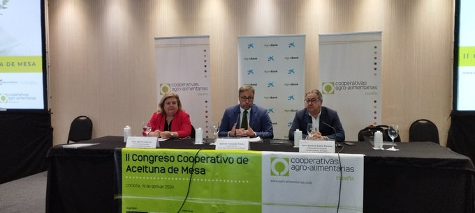 Nuestro director @GabrielTrenzado modera la mesa sobre los Retos del sector agrario en el contexto #europeo actual con @ClaraAguilera7 @Socialistas_PE y @zoidoJI @ppegrupo interesante escuchar sus propuestas cara a las #eleccionesUE y que conozcan las de #cooperativas