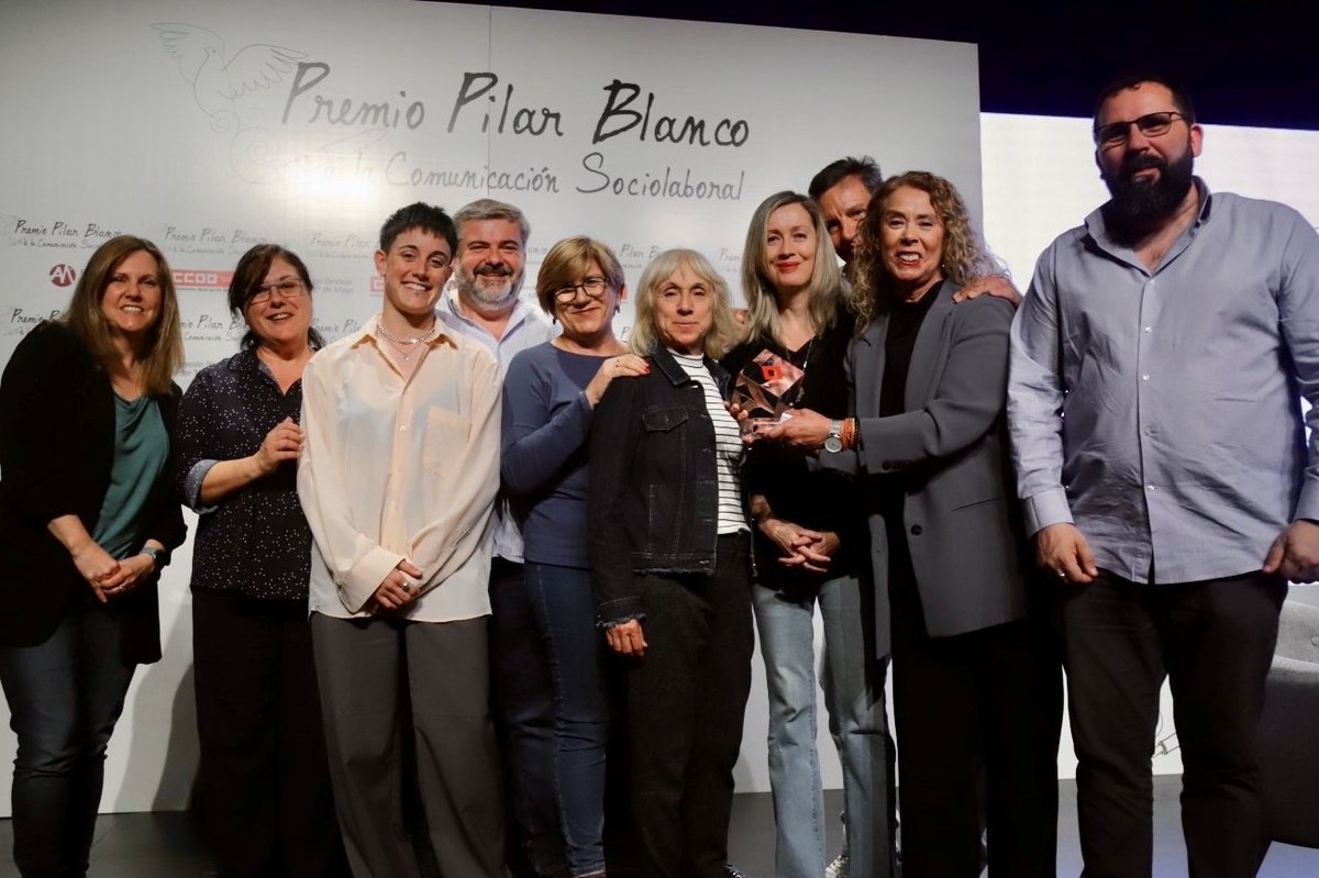 'En portada' (@EnPortada_TVE) ha recibido el premio Pilar Blanco a la comunicación sociolaboral “por sus 40 años de existencia como referencia de grandes reportajes y documentales de gran calidad audiovisual”. ¡Enhorabuena!👏👏