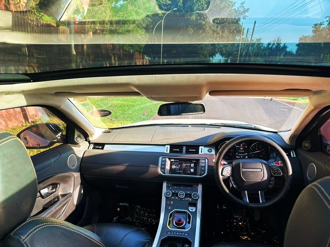 DriveNowUg's tweet photo. Better talking your xperience than what you watch, heard or read especially when it's about luxury no matter the age or the year it's been made. Gotta xperience it in the Ugused Rover Evoque 2015 edition at a negotiable price.
#LuXperience
Priced: #Ugx88m https://t.co/vSUQCc4a2n