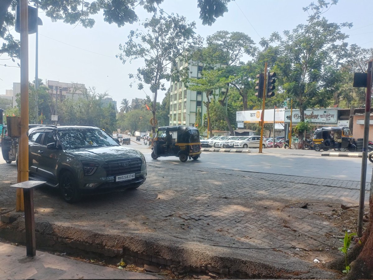parking in close proximity of an operational Signal and Busstop Route no 333 Canossa Convent Stop on eastern side of south bound Mahakali Caves Road Andheri East Jurisdiction MIDC Traffic Chowkie @MTPHereToHelp @MTPHereToHelp @MumbaiPolice SRPI and Acp blocks phone of complainant