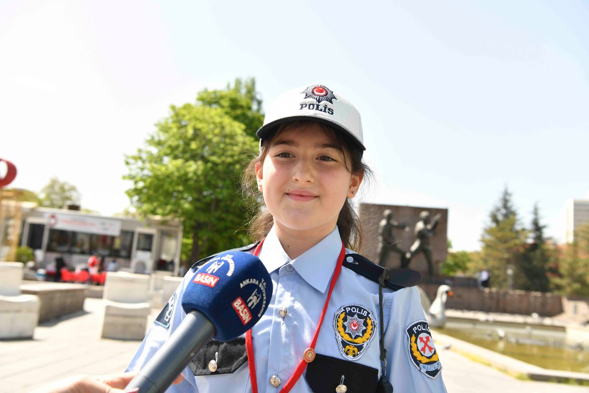 BAŞKENTLİ MİNİKLER TRAFİK DENETİMİNDE

Ankara Büyükşehir Belediyesi Çocuk Meclisi 28. Dönem Üyeleri; Ankara Emniyet Müdürlüğü Trafik Denetleme Şubesi Müdürlüğü ve ekiplerinin işbirliği ile 15 Temmuz Kızılay Milli İrade Meydanı’nda “Çocuk Polisler Trafiği Denetliyor” uygulaması