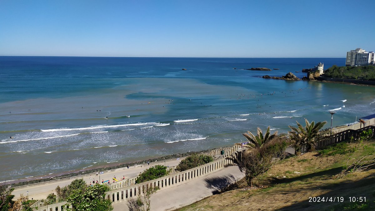 piconlemovice's tweet image. À #biarritz on #surf sur un nuage d'eau terreuse @Ville2Biarritz  , il fait froid. Vent de Nord. Travaux #cotedesbasques #falaise #vacances #USA #anglais  #allemand #rital #espagnol #californie #australie #afs #russie