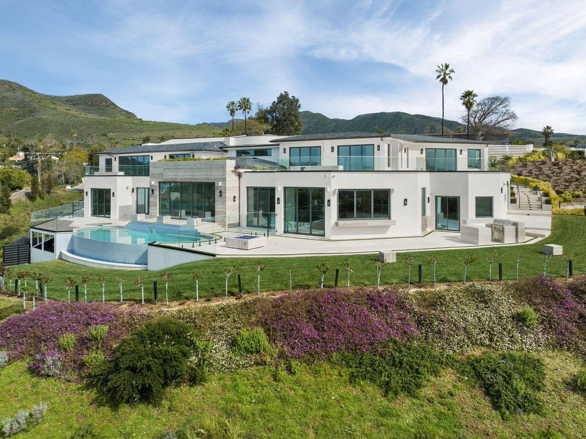 New $20 Million Mansion Is A Welcome Sight In Low-Inventory Malibu trib.al/yHoibPY