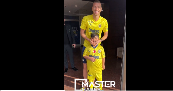 İnanılmaz lozer bir camia...
Urfa'ya gelmeyip süper kupa maçından kaçtıkları için üzülen çocuğu dün maça getirdiler ,çok daha fazla üzdüler ... 😀