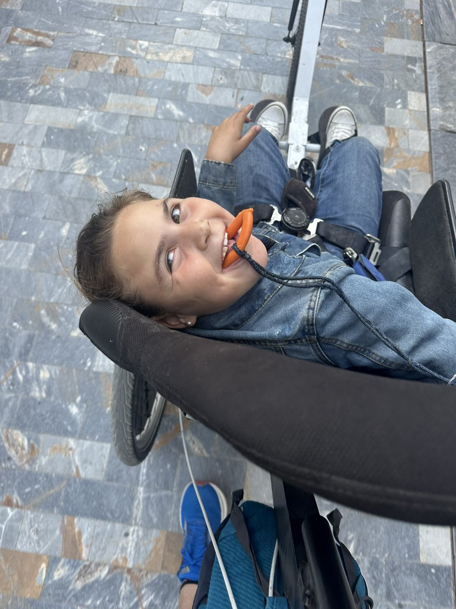 JRunningteam's tweet photo. entrenadora, que podríamos hacer carreras nocturnas sin despeinarnos 😂😂

#jjrunningteam #discapacidad #noexclusion #disability #runningdad #runningdaughter #runningmates https://t.co/EN6i98SCSf