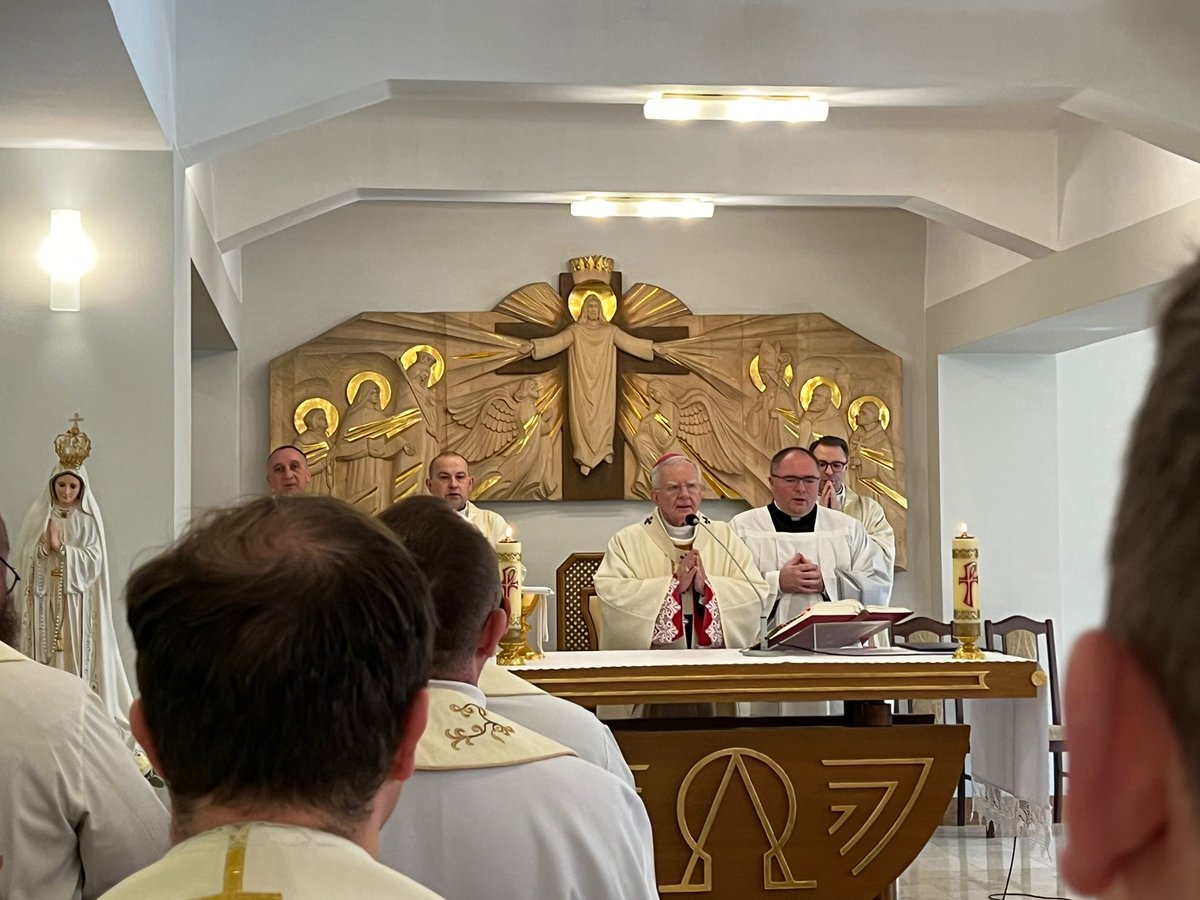 W Zembrzycach trwają rekolekcje dla kapłanów. Dzisiejszy dzień rozpoczął się od Mszy św. pod przewodnictwem #abpMarekJędraszewski 🙌⛪️