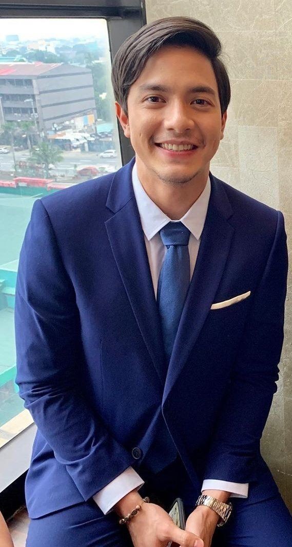 Porda hashtag add tayo ng picture para mas happy ang araw nating lahat.😃 Alden in Blue Formal😍 #ParangalNgSining #ALDENRichards ALDENhosts FDCPAwards