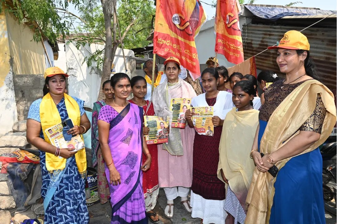 అసెంబ్లీ ఎన్నికల ప్రచారంలో భాగంగా కడప నగరంలోని 50వ డివిజన్ దండు కాలనీ నుండి టీడీపీ సంక్షేమ పథకాల గురించి గడప గడపకు వెళ్లి ప్రజలకు వివరించడం జరిగింది. ఈ కార్యక్రమంలో టిడిపి నాయకులు, కార్యకర్తలు పాల్గొన్నారు. #tdp #TDPJSPBJPTogether #TDPforDevelopment #TDPJSPBJPWinning