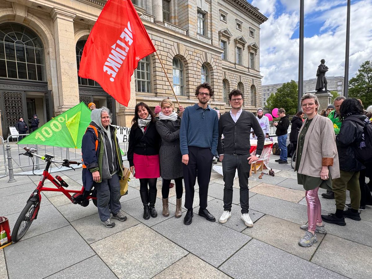 Gestern vom #AGH war viel los. Wir waren zur Unterstützung mit dabei.Erst 100% Tempelhofer Feld, dann Protest gegen Verschärfung des Hochschulgesetzes, die wie @Tobias_Schulze im Plenum sagte, sofort zurück genommen werden muss! #handsoffstudentrights #handsoffTempelhoferFeld