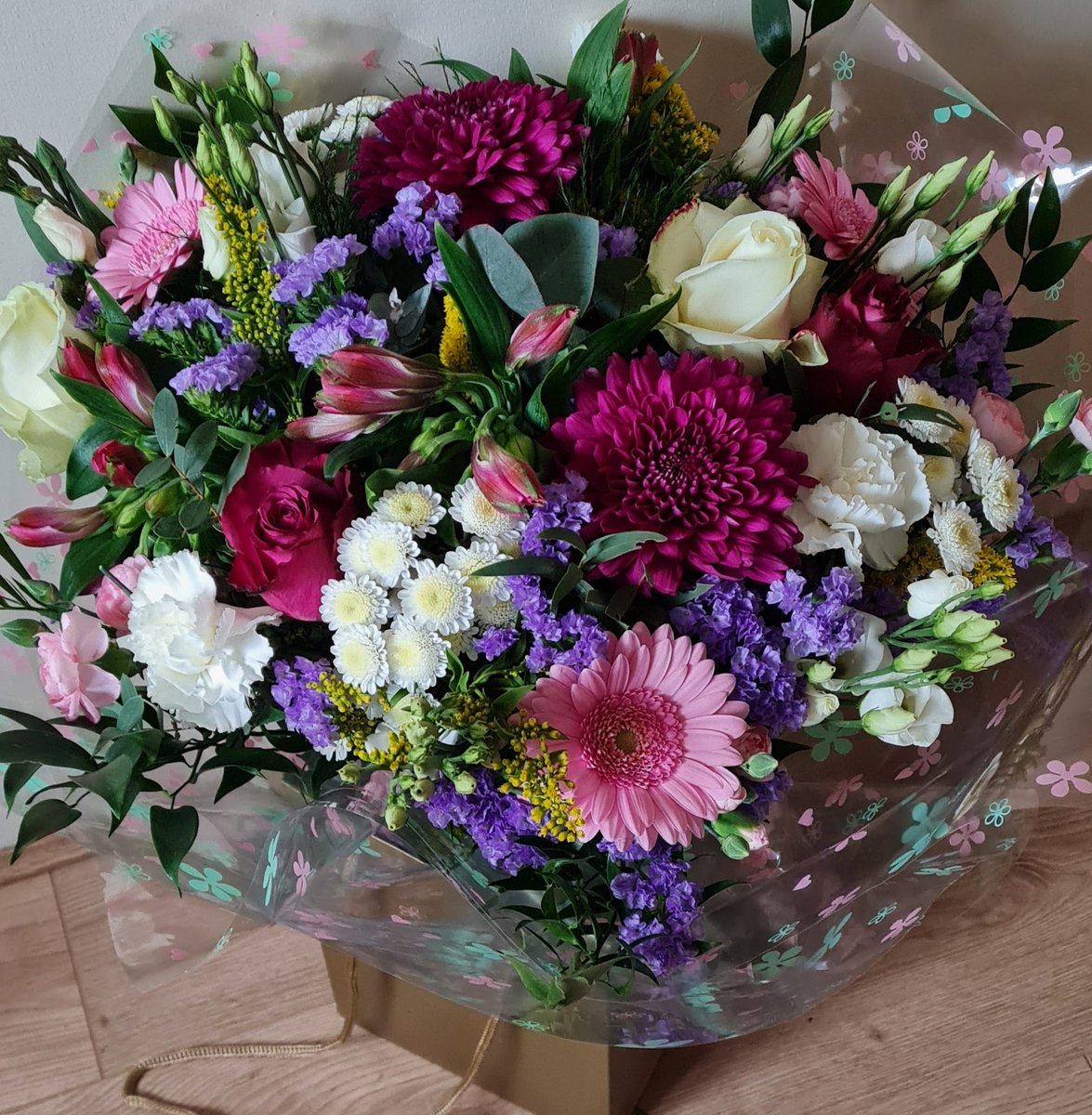 HenleyFlowers's tweet photo. Happy Friday everyone! https://t.co/1iYETs0Lxu