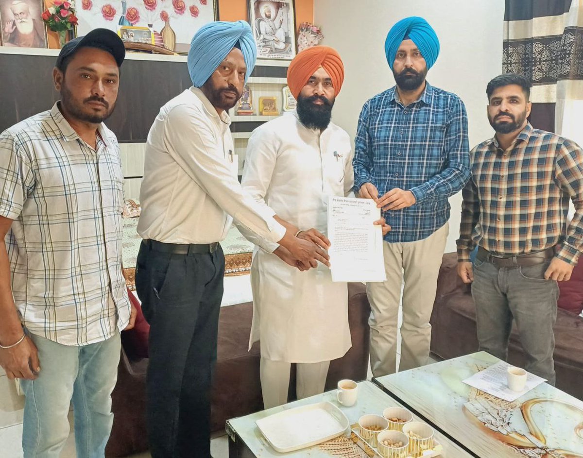 lmbunion_punjab's tweet photo. ਅੱਜ LMB ਯੂਨੀਅਨ ਦੇ ਪ੍ਰਧਾਨ ਸ੍ਰ. ਜਸਵੀਰ ਸਿੰਘ ਗਿੱਲ ਜੀ ਵੱਲੋਂ ਵਿੱਚ @AAPPunjab ਦੇ ਸੀਨੀਅਰ ਲੀਡਰ, ਵਿਧਾਨ ਸਭਾ ਹਲਕਾ, ਮਹਿਲ ਕਲਾਂ ਤੋਂ MLA ਸ੍ਰ. ਕੁਲਵੰਤ ਸਿੰਘ ਪੰਡੋਰੀ ਜੀ ਨੂੰ ਮਿਲਿਆ ਗਿਆ ਅਤੇ ਮੁਲਾਜ਼ਮਾਂ ਦਾ ਪੱਖ ਰੱਖਿਆ ਗਿਆ। ਪੰਡੋਰੀ ਜੀ ਨੇ 23.04.2024 ਨੂੰ ਵਿੱਤ ਮੰਤਰੀ @HarpalCheemaMLA ਜੀ ਤੋਂ ਮਿਲਣ ਦਾ ਸਮਾਂ ਮੰਗਿਆ ਹੈ। https://t.co/bOpEtSG8D3