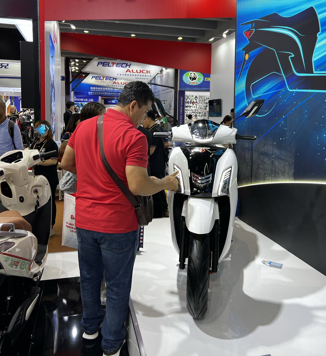 ZXMCO_ltd's tweet photo. The first phase of the 135th #CantonFair has ended. Let me share with you two independently developed electric #motorcycles launched by #ZXTec, which are highly sought after by customers. Many customers have come to experience and feel the infinite possibilities of future travel. https://t.co/o93gd7ovkZ