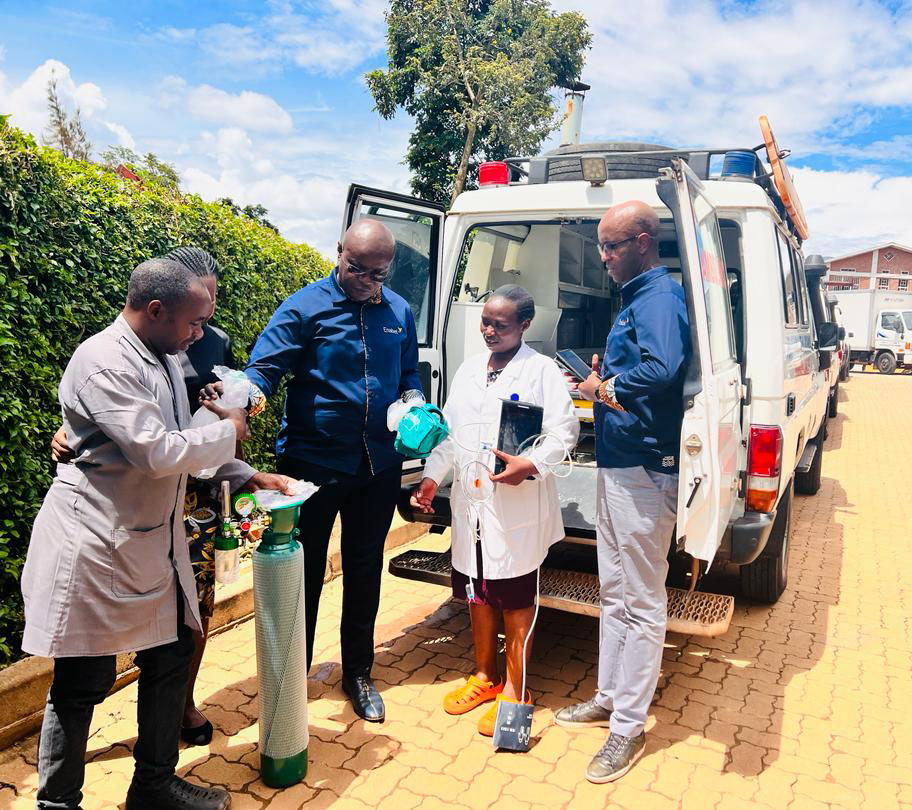 🚑Enhancing district referral systems! With Enabel & @RBCRwanda partnership, 16 ambulances across 16 hospitals are being equipped with life-saving gear like oxygen cylinders & vital sign monitors. @BelgiumRwanda #NoWomanShouldDieWhileGivingBirth! #EnablingChange #HealthForAll