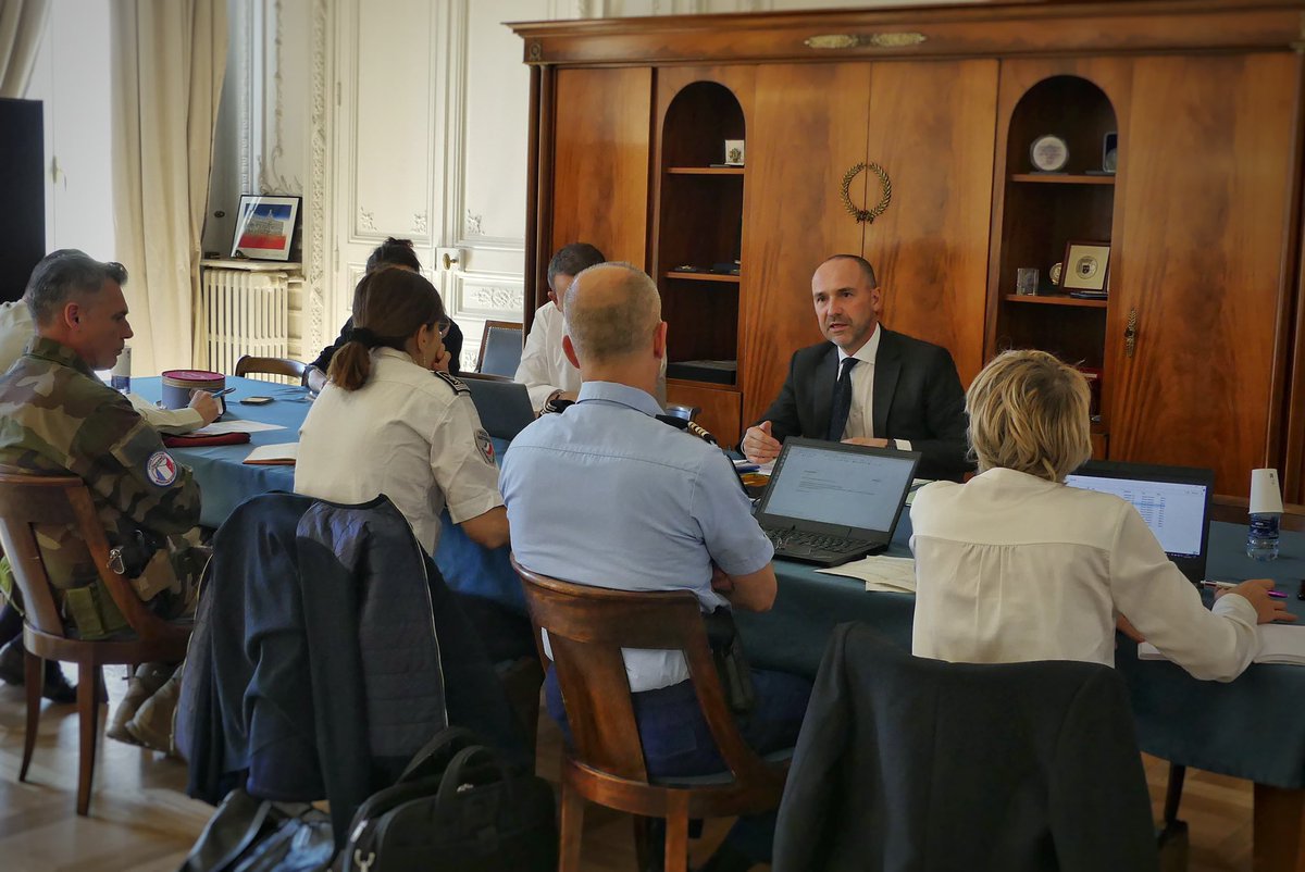 prefpolice13's tweet photo. A l’approche des fêtes de Pessah @prefpolice13 a tenu une réunion de coordination du dispositif de sécurité.
@PoliceNat13, gendarmerie, police municipale, mission Sentinelle et représentants de la communauté réunis pour acter l’organisation de la sécurisation des offices &amp; fêtes. https://t.co/IMBXz43q41