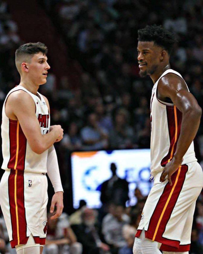Esto que cuenta <a href="/IraHeatBeat/">Ira Winderman</a> es BRUTAL:

Tras perder su partido de Play-In frente a Philadelphia Sixers, Jimmy Butler y Tyler Herro tuvieron que ser separados en el autobús del equipo porque se enzarzaron en una pelea 

Butler seguía diciendo “9 de 27”, haciendo referencia a los