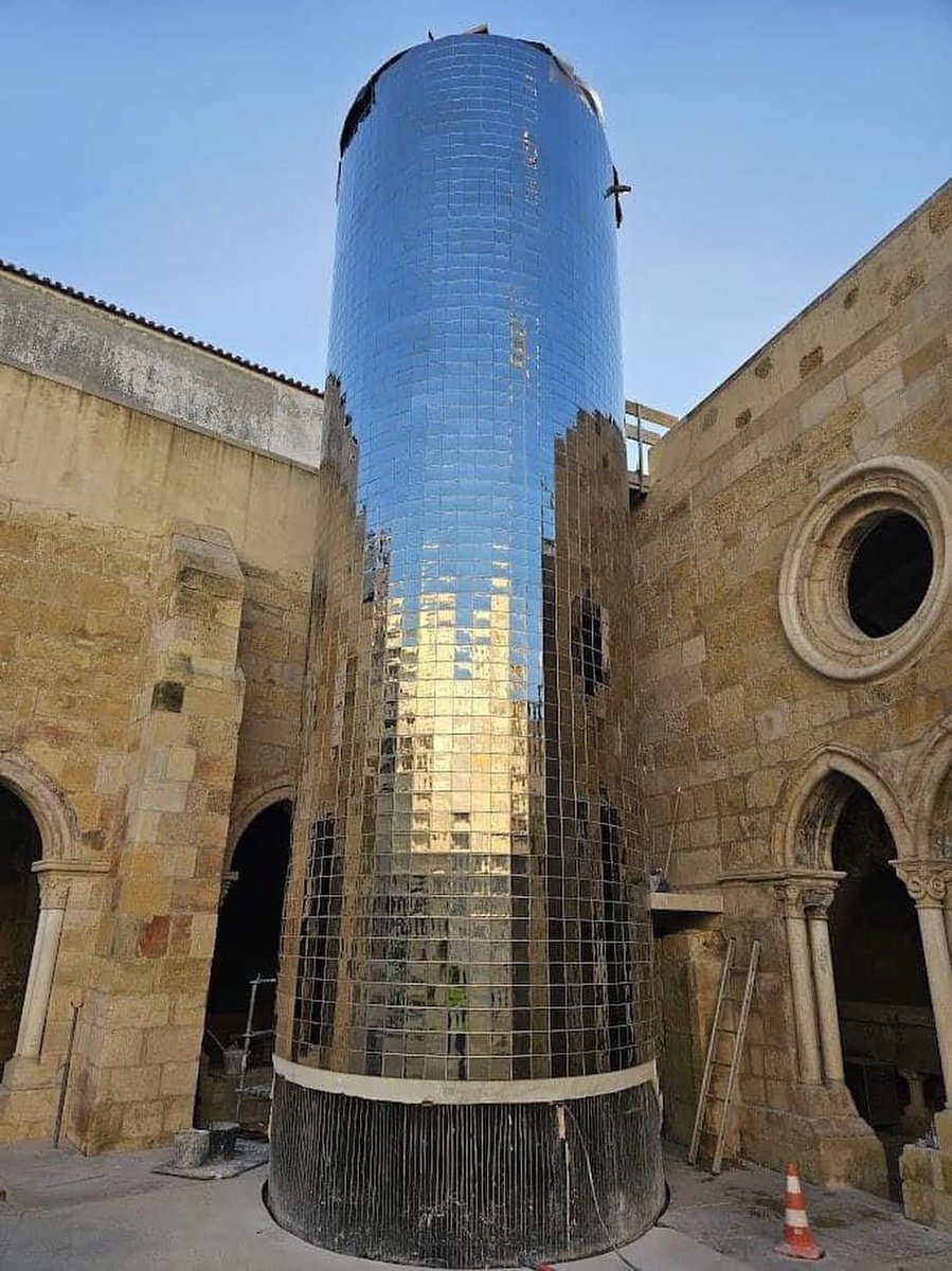 Podemos falar do atentado arquitetónico que estão a levar a cabo na Sé de Lisboa? Quem permitiu isto?