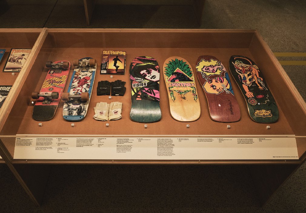 🛹 ONE MONTH TO GO 🛹 Grab your board and roll on over to see our SKATEBOARD exhibition before it closes on 19 May. The is the first major UK exhibition to map the design evolution of the skateboard from the 1950s to today, tracking how skateboarders have taken over sidewalks,…