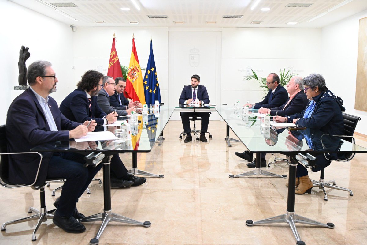 Reunión con los agentes sociales para avanzar en la nueva Estrategia de Seguridad y Salud Laboral de la #RegióndeMurcia. Ya estamos trabajando también en la Estrategia para la lucha contra la Brecha Salarial. Diálogo, consenso y compromiso firme del Gobierno @regiondemurcia.