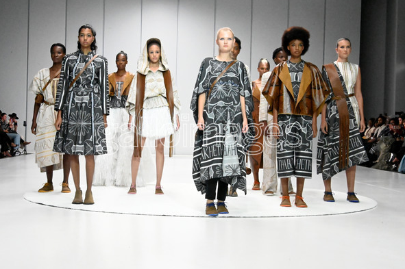 Gallo_Editorial's tweet photo. 🗞️ 2024 SA Fashion Week Spring/Summer: Day 01

👉 https://t.co/o0zduBxHZv

🗣️ #SAFW 

📸 @Oujay_Bopape https://t.co/4nuqmnbHzL