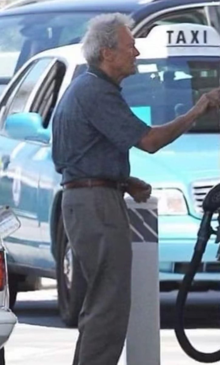 Adam 94 yaşında. Bir otomobil fabrikası satın alabilecek parası varken hala 1988 model otomobilini kullanıyor. Fotoğrafta, benzin istasyonunda kendi yakıtını alırken görüyoruz. Clint Eastwood. Her yanımızı, kibir abideleri sarmışken senin gibilerini görmek ruhumuza iyi geliyor.