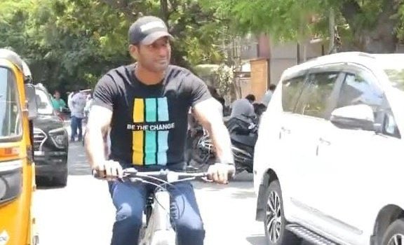 Vishal arrived at polling booth in cycle to cast his vote.