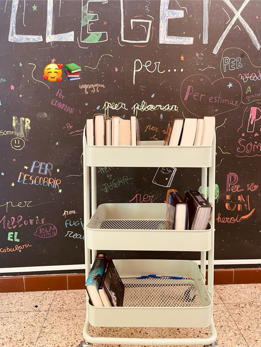 Avui BIBLIOPATI! Us heu emportat un munt de llibres en préstec i hem compartit recomanacions de Sant Jordi! Gràcies, lectores i lectors de l’ESO! #somjesúsmaria i llegir ens fa més lliures!