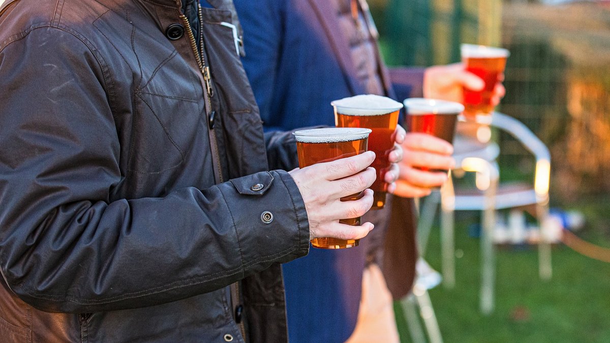 Tomorrow is our @BetRhino #BeerFestival Race Night! 🍻

7️⃣ Races 
Gates 🔓 2:50pm 
Live Music 🎸 3:30pm onwards
First Race 🏇  5:10pm 
Last Race 🏁 8:00pm 

Advance ticket prices and group discounts available online until midnight 🎟 rb.gy/4x10o2