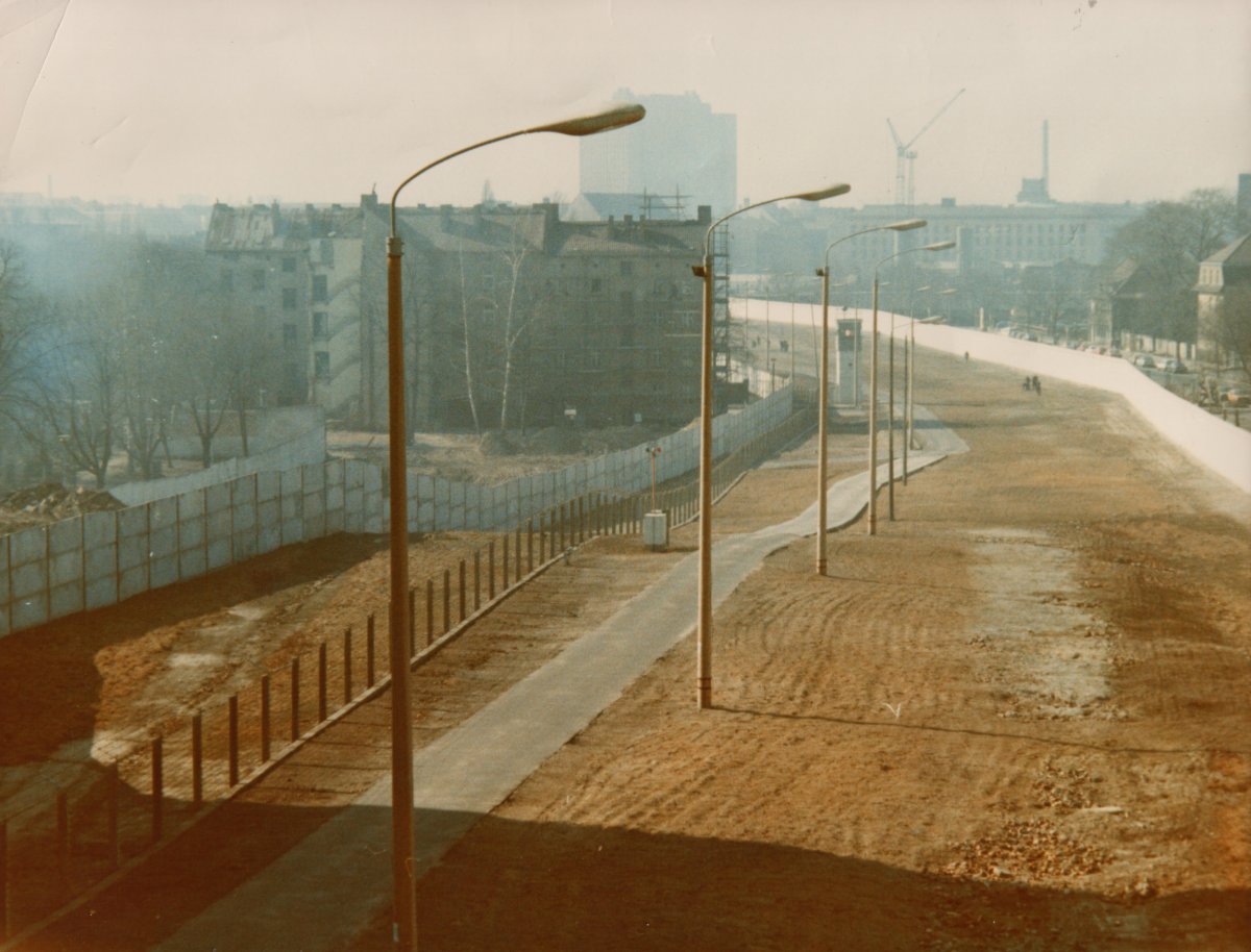 #Coldwar 'Nowhere Road', #Berlin 1985, #EastGermany #GDR #DDR #mauer #Berlinwall #Socialism #socialismo #communism #socialist #Communist #History
