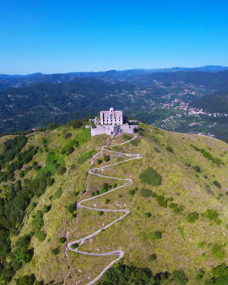 ⛰️🌊 Le valli genovesi celano tesori raggiungibili con camminate vista #mare sui #monti 🏰 #ForteDiamante é la fortificazione più scenografica di #Genova realizzata nel 1758 proprio sulla vetta del #MonteDiamante, in una posizione dominante tra la #ValPolcevera e la #ValBisagno