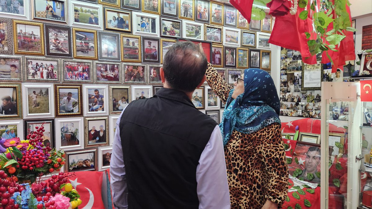 Şehidimiz Mevlüt Kahveci’nin annesi Ayşe kahveci’yi ziyaret ederek ilk günkü gibi taze olan acılarımızı paylaştık. Onun güçlü duruşu ve yürekten selamı, bize şehitlerimizin ailelerine olan minnetimizi bir kez daha hatırlattı. Dualarımız, güçlü ve sabırlı tüm şehit aileleriyle.