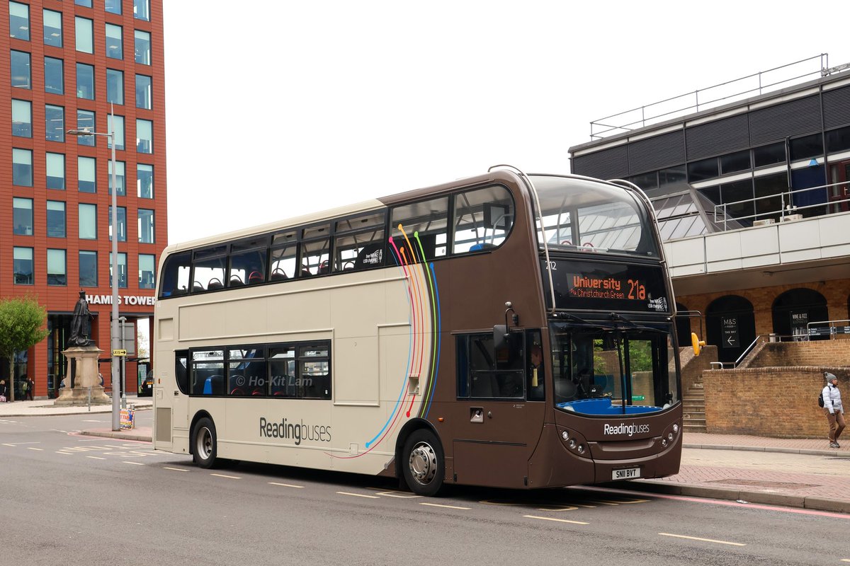 Back to Reading for my final term & some repaints have taken place! 212 (SN11BVT) is now in a cream & chocolate brown livery and along with 211 & 213, will spend their time on the Claret 21a between the University and Reading Station. Nice livery, looks like a biscuit!