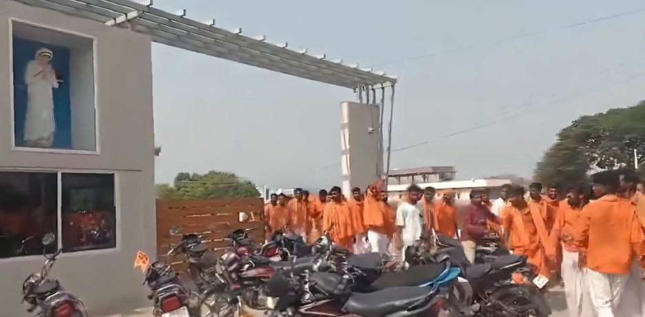 'TOD FOD KARNE WAALON KO KAPDON SE PEHCHANO'
Members of a religious outfit staged a protest and vandalised a school in Telangana's Mancherial district after teachers allegedly objected to some students wearing 'Hanuman Deeksha dress' instead of authorised school uniforms.