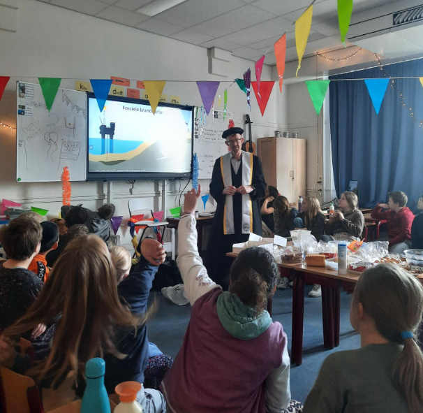 JRvanOmmen's tweet photo. I joined #meettheprofessor @tudelft again to teach at the Prins Mauritsschool @gemeentedelft. Told the kids about producing H2 using nanoparticles; my daughter (student Biology) joined me to talk about the influence of global warming on coral reefs. #eRefinery https://t.co/s1RncA45FI