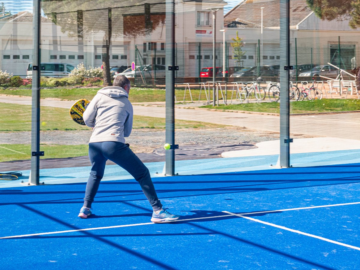 𝗟𝗲𝘀 𝗽𝗶𝘀𝘁𝗲𝘀 𝗯𝗹𝗲𝘂𝗲𝘀 𝘀𝗼𝗻𝘁 𝗼𝘂𝘃𝗲𝗿𝘁𝗲𝘀! 🎾 Ce mercredi 17 avril, deux nouveaux terrains de padel, ou pistes pour les initiés, ont ouvert au complexe sportif du Ninon Tennis Club ! Pour réserver un créneau : ninontcpornichet.com #pornichet #paddel