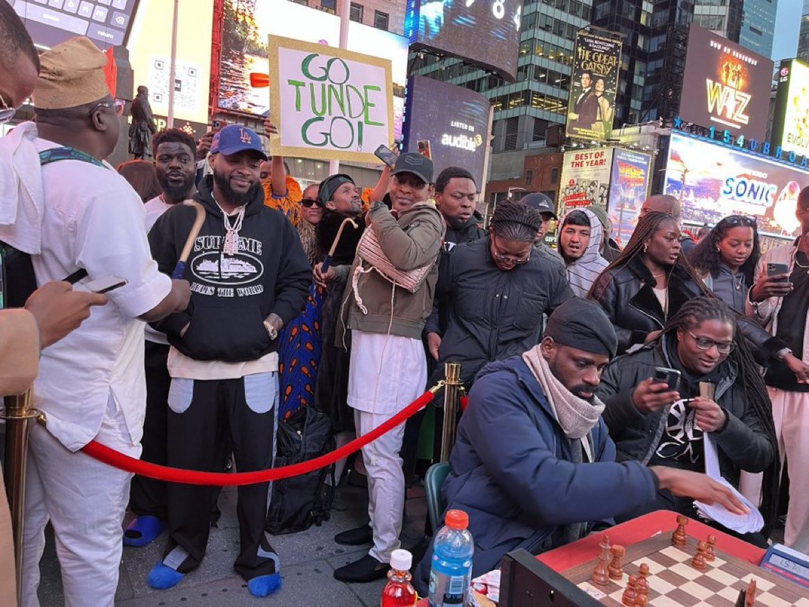 Entdaily001's tweet image. Davido shows up to support Tunde Onakoya in his ongoing Guinness World record attempt. 

#ChessMarathonForChange.