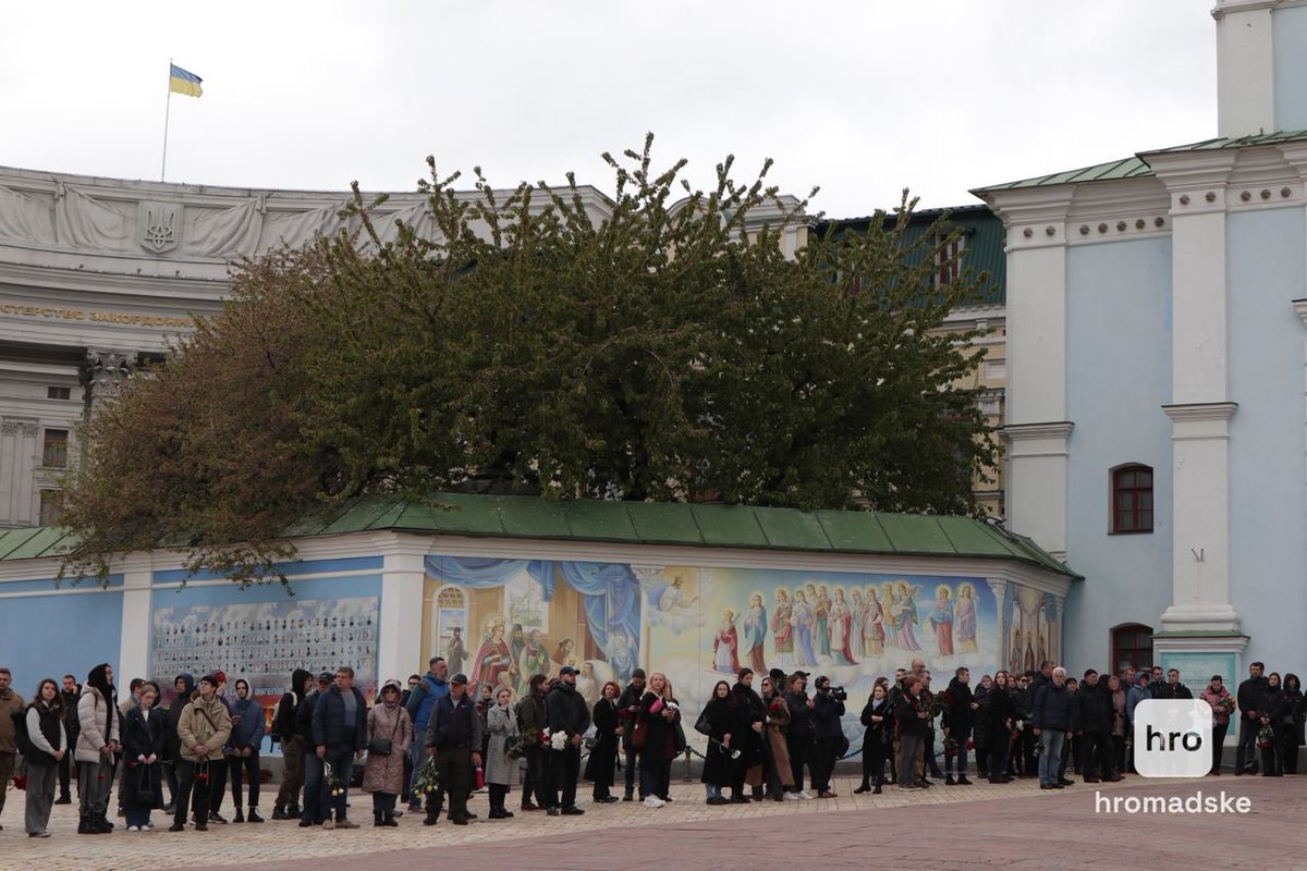 A farewell to military officer and activist Pavlo Petrychenko is being held in #Kyiv🕯️ Petrychenko died in action defending Ukraine on April 16. 📷: Hromadske