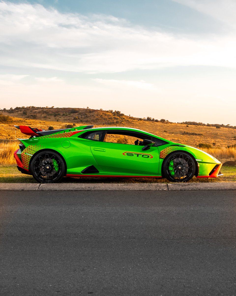 Cannot think of another car that pulls off wild specs like the Huracán STO can.

Stunning shots of this Verde Selvans x Arancio Xanto beauty by Paballo Comfort.

#ExoticSpotSA #Zero2Turbo #SouthAfrica #Lamborghini #HuracanSTO #VerdeSelvans #ArancioXanto