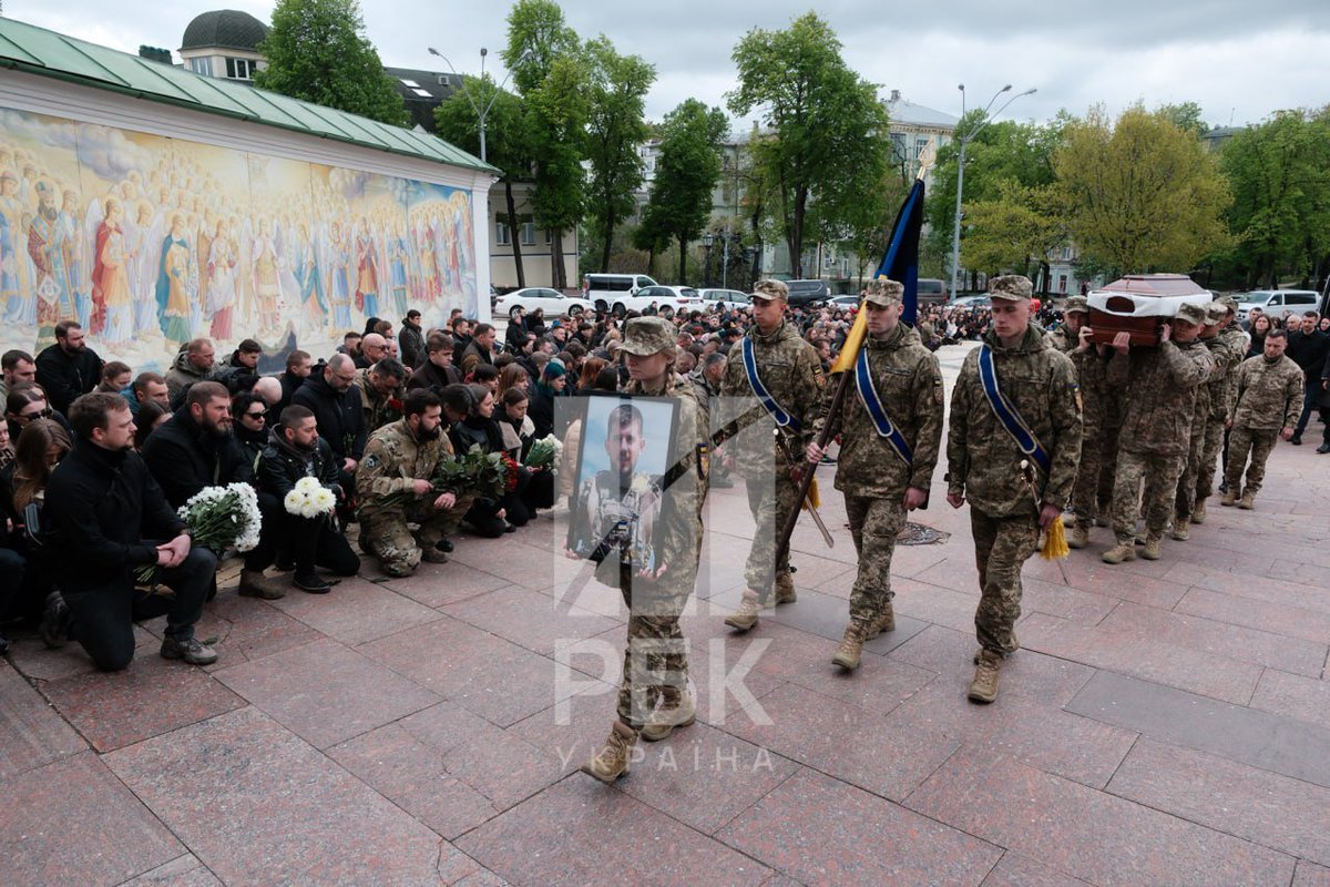 Today, they said goodbye to Pavlo Petrychenko. Hundreds of friends, volunteers and others came to greet him on his last journey. Ukraine is losing its best sons 😢 Never forgotten 🕯️