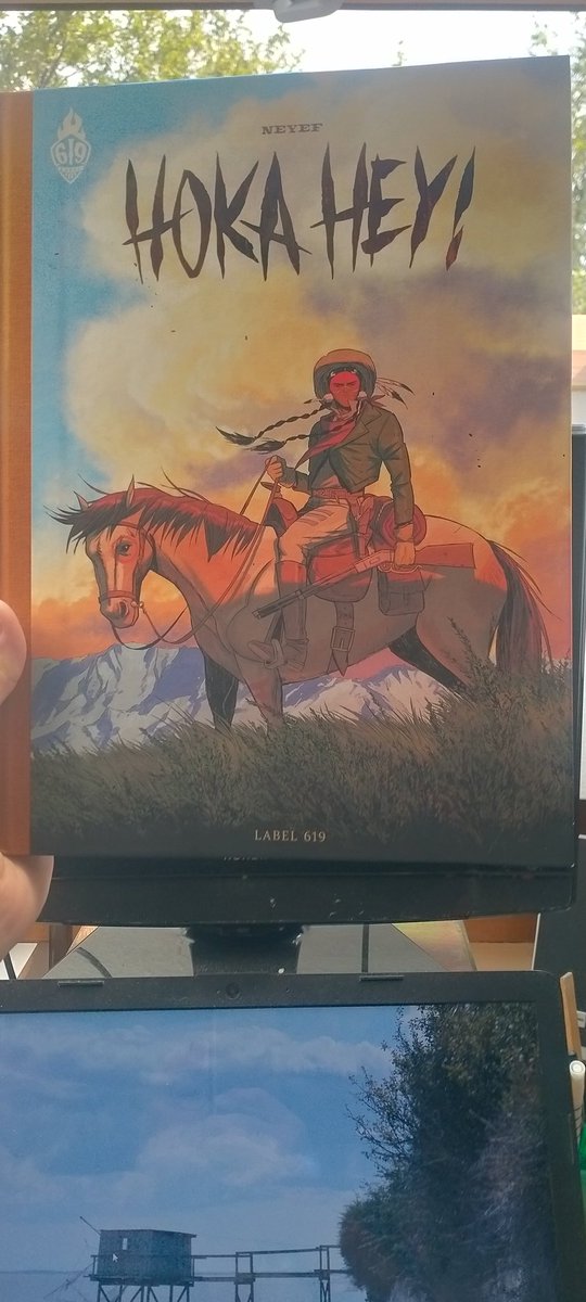 davidlaumet's tweet photo. Mais quel coup de coeur que "Hoka Hey!" la magnifique Bd de #Neyef éditée par @label619
Je l'ai trouvée belle, forte, et éminemment politique. Et quel rythme et élan!
Merci à @fredsigrist
qui l'avait conseillée l'année dernière dans une de ces chroniques.
https://t.co/mB5X1OnwNa https://t.co/iZ5yvryJhA