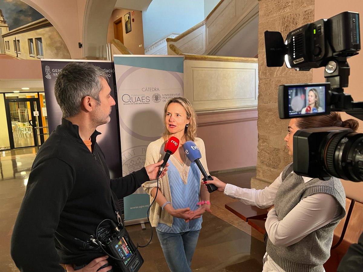 #Fisabio | 🎙️ La @rne y @La1_tve entrevistan a los ponentes que nos acompañan hoy en la segunda charla del ciclo de #Adicciones: ✅ Dr. José Miguel Fernández Dols, catedrático de Psicología Social en la @UAM_Madrid y especialista en emociones y conducta política ✅Dra. Úrsula