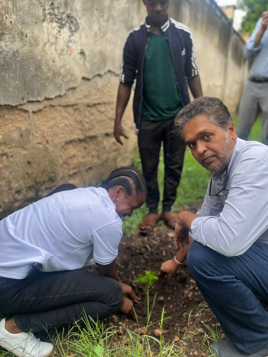 RotaractD9214's tweet image. Rotaract Club of Alpha, in collaboration with Rotary Club Dar es Salaam Oysterbay and Oysterbay Secondary School Interact Club, planted over 50 fruit trees at Oysterbay Secondary School.

#CreateHope #SupportingEnvironment