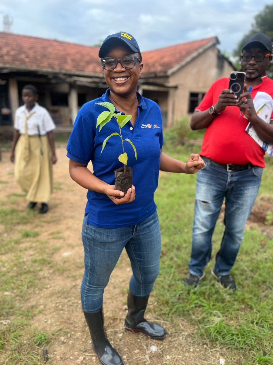 RotaractD9214's tweet image. Rotaract Club of Alpha, in collaboration with Rotary Club Dar es Salaam Oysterbay and Oysterbay Secondary School Interact Club, planted over 50 fruit trees at Oysterbay Secondary School.

#CreateHope #SupportingEnvironment