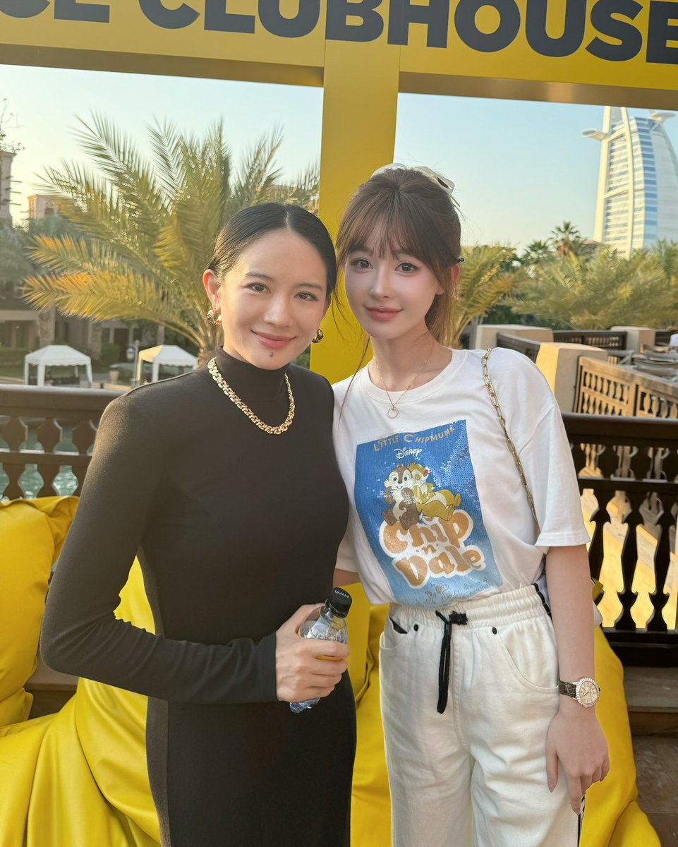 虽然这一趟Dubai之旅坎坷无比：狂风暴雨、车子泡坏、酒店停电、航班取消…

但在见到一姐@heyibinance 那一刻，感觉都值了！喜欢了好久的女性楷模，和我在一个贴贴的距离🥹 （偷偷搂了她的腰😍）

入圈时朋友说，一姐也是传统电视台出身，选择投身Crypto，在一众的质疑声中做到了今天的高度，无比强悍！
我深受感触，勇敢破窗行路，也许真的有千百种可能……

记得她说：你有价值和意义，自然就有被需要的空间和生命力。
渺小如我，也在价值这件事上努力💪
能为他人带去一点价值，才是立命之根本

对了，感谢@binancezh 直升机带我们上天，起飞就在眼前了！又充值了一波信仰😂

关键时刻，大家都还在车上吧？
