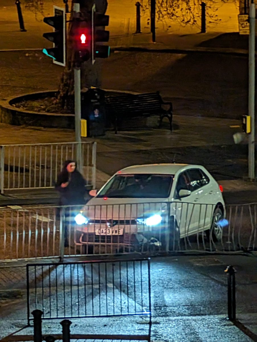 Car crashes into railings outside Funeral Directors #Telford telford-live.com/2024/04/car-cr…