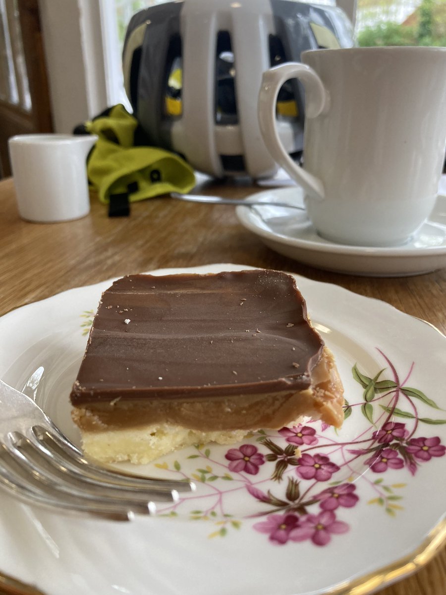 Friday cake this week is a slice of Millionaire shortbread ( very nice ) ride out via Benenden Community Cafe for this one . Bit breezy with rain in the air. 🍰🚴🏻💨 #FridayCake