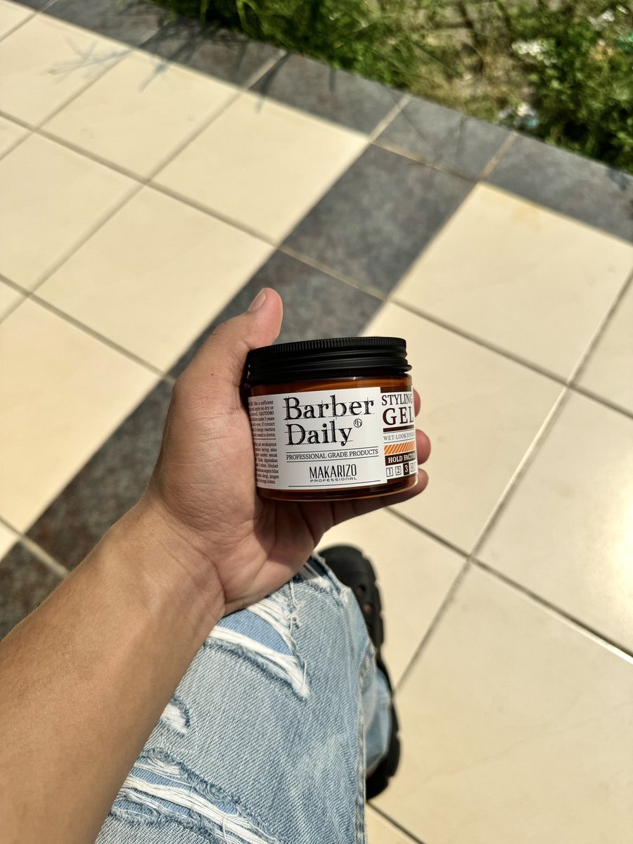 Soal gaya rambut gue selalu pakai pomade ini karna gampang banget buat ngestyling rambut gue!!